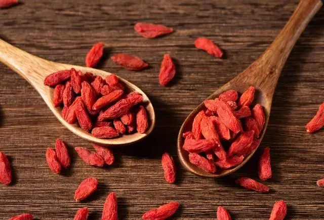 随手一泡,给肝肾冲个澡,别只加红枣 ,枸杞和它天生一对!